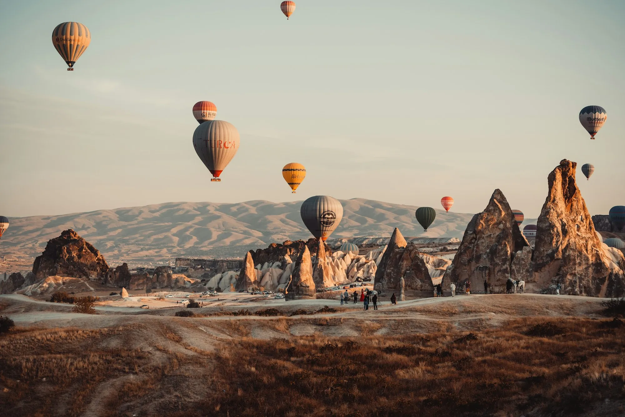 Gün batımında Kapadokya’da peri bacaları ve balonlar